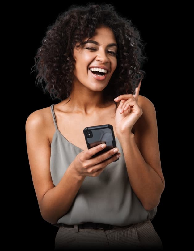 Mulher segurando um celular